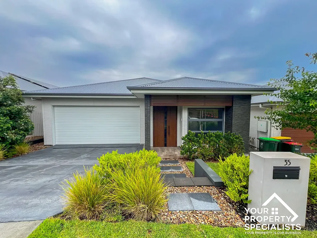 Large split level homes located metres from Gledswood Hills Country Club