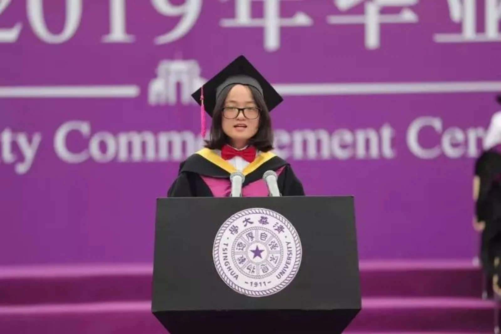 当哈佛刘亦婷被吐槽沦为美国中产时，寒门清华女孩上了热搜