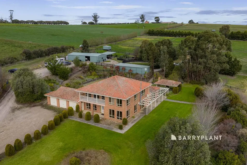 Longwarry 5房  Farm Living on 61 Acres!