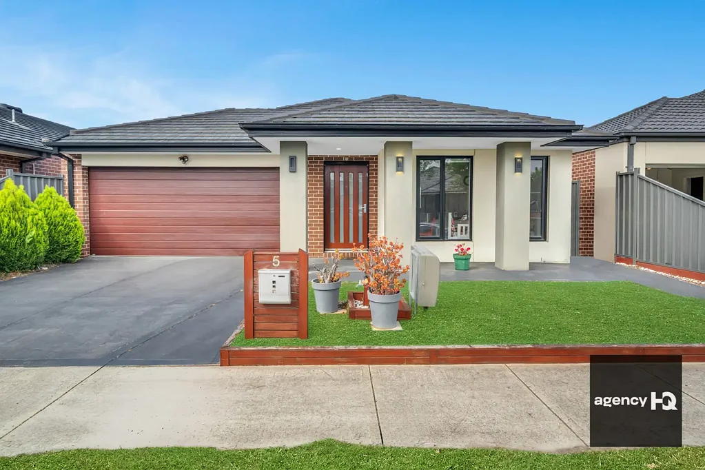 Modern Family Home near with Solar Tarneit P-9 College panels