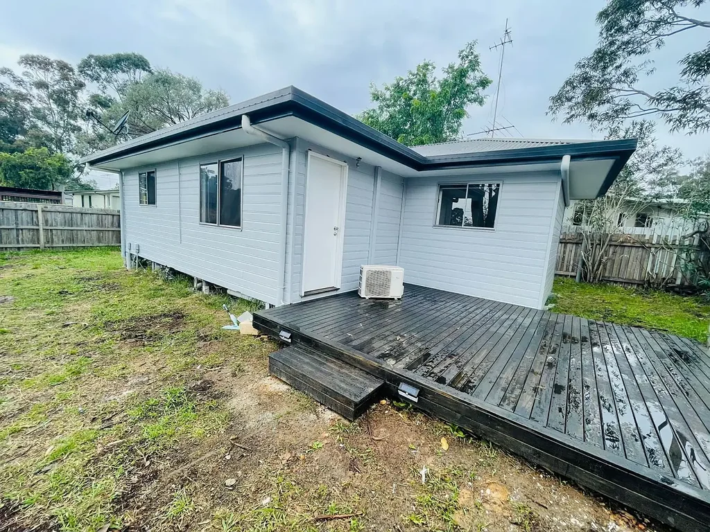 Independent granny flat with separate entrance!