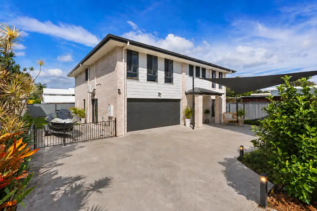 Victoria Point 4房 现代家庭生活，带游泳池、景观与双重居住潜力 Motivated Sellers Create an Exceptional Opportunity Just Moments to Thompson Beach