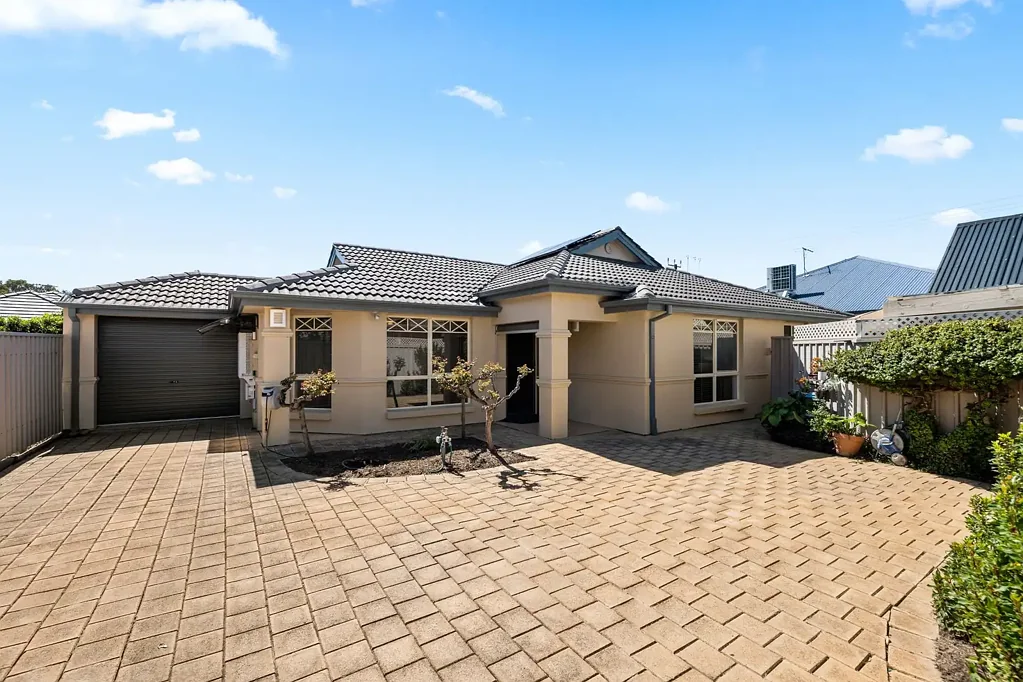North Brighton 3Zimmer West of Brighton Road. Coastal Comfort in a Prime North Brighton Pocket