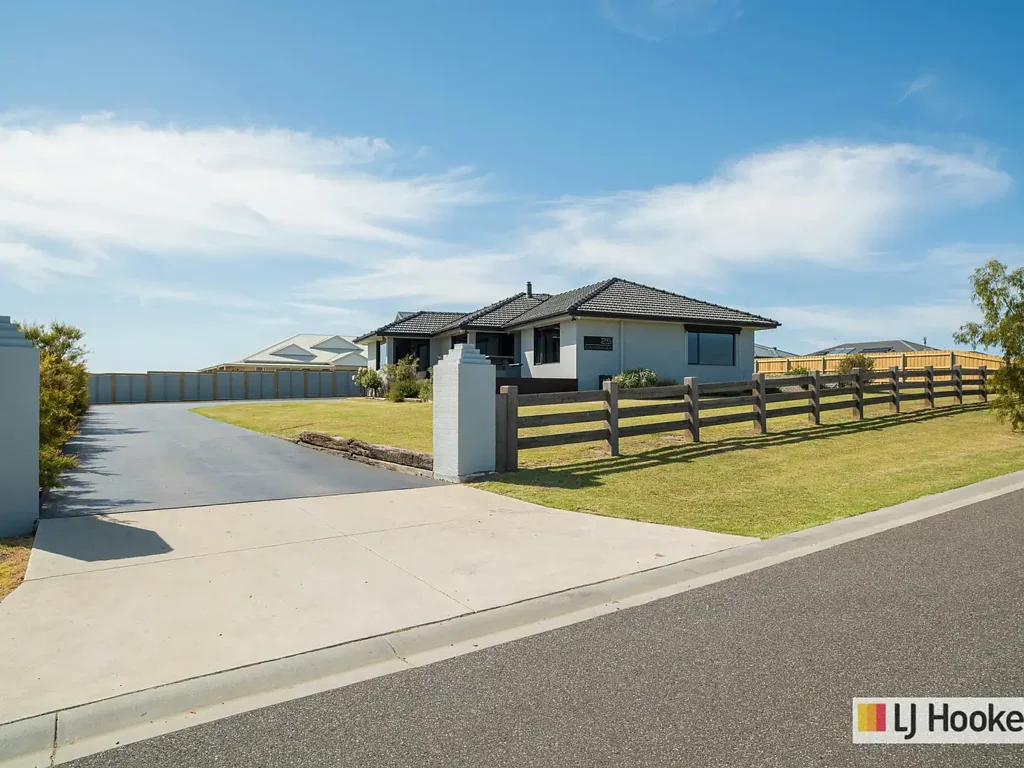 Coronet Bay 4침실 PRICE REDUCED - RENOVATED FAMILY HOME ON 2,053 M2 WITH SHEDDING