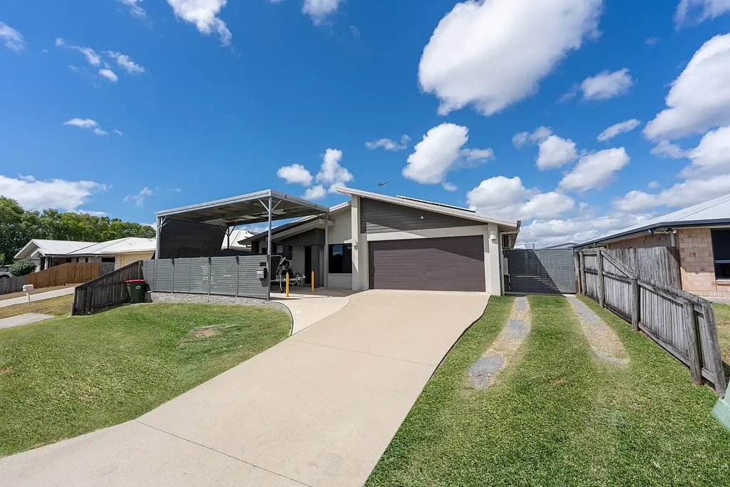 Glenella 4Zimmer Ultimate Family Home: Modern 4 Bedroom, 2 Bathroom + Multiple Sheds + Luxury Swim Spa!