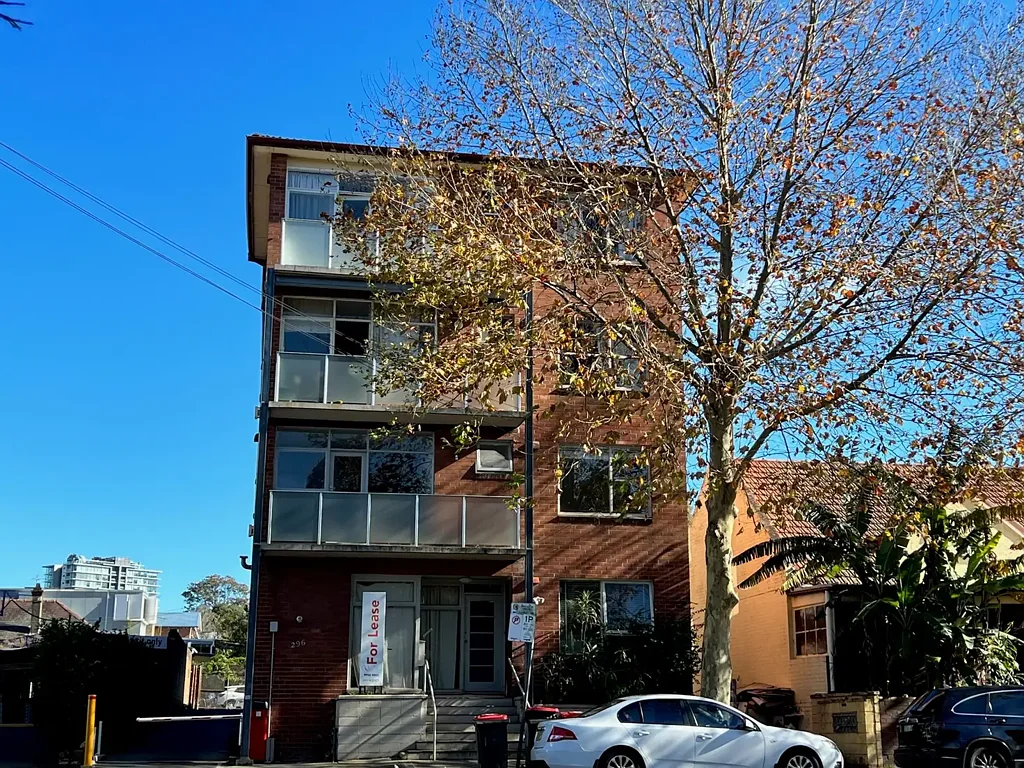 Bright big 1 bedroom unit, open plan living and dining, and gas cooking.