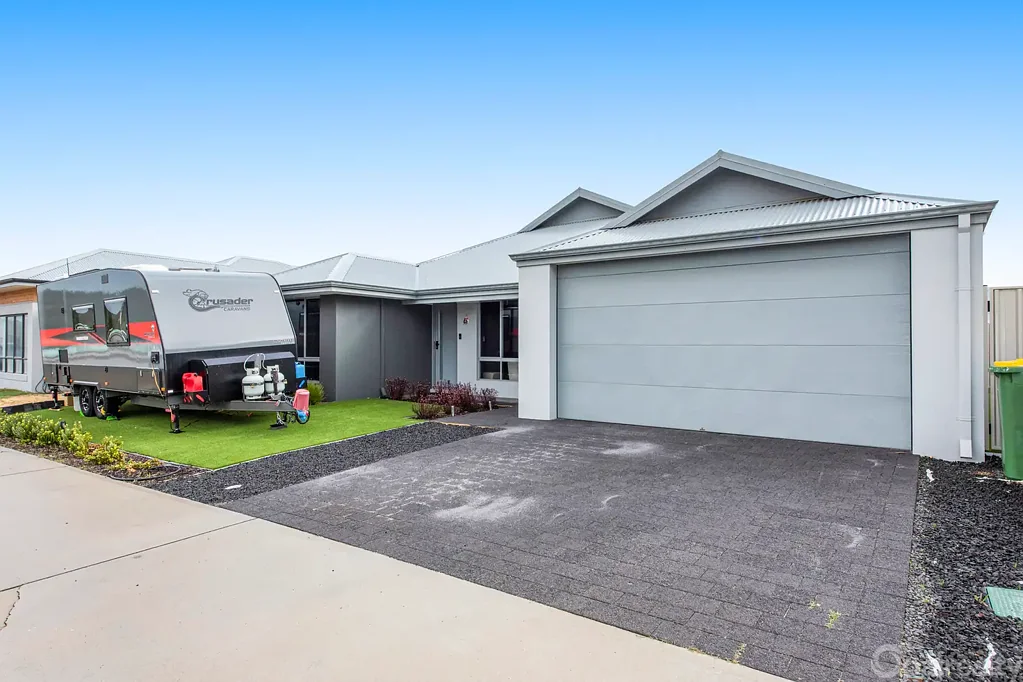 Golden Bay 4 Bedroom Modern coastal family home