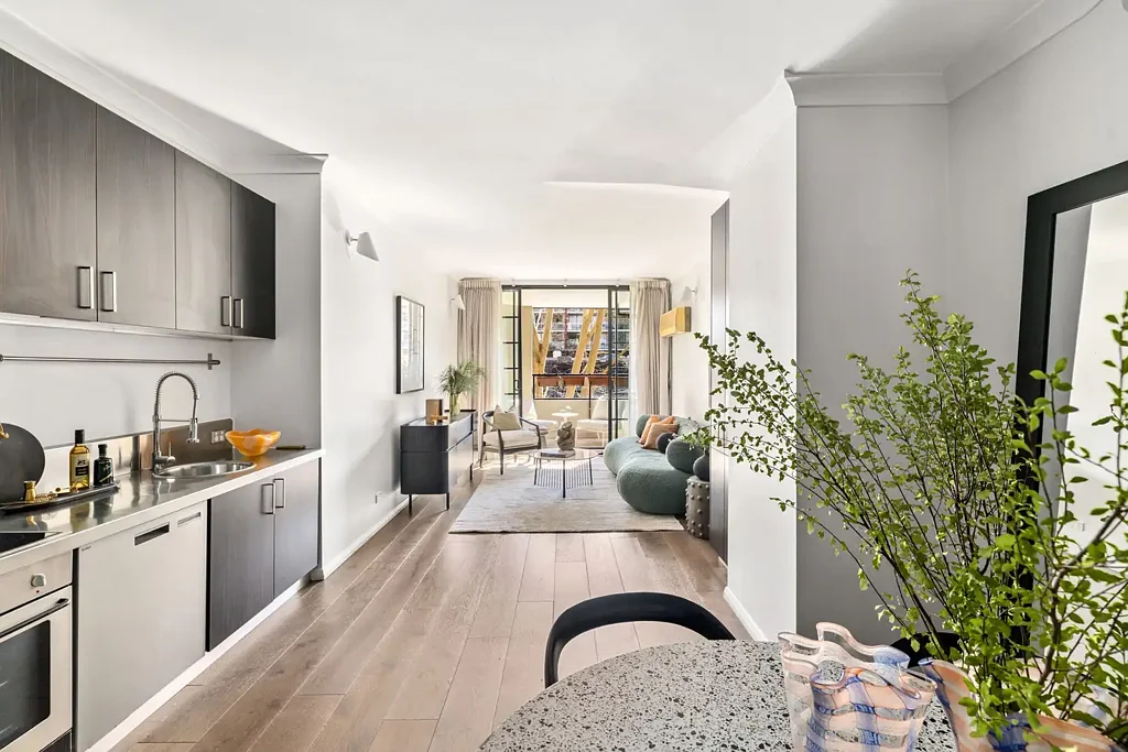 Redfern 1 Bedroom Streamlined apartment in resort-style building / 5 mins to train or metro