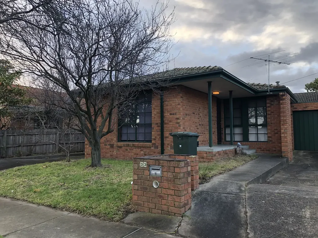 Well maintained 2 bedroom unit in Clayton with own street frontage.