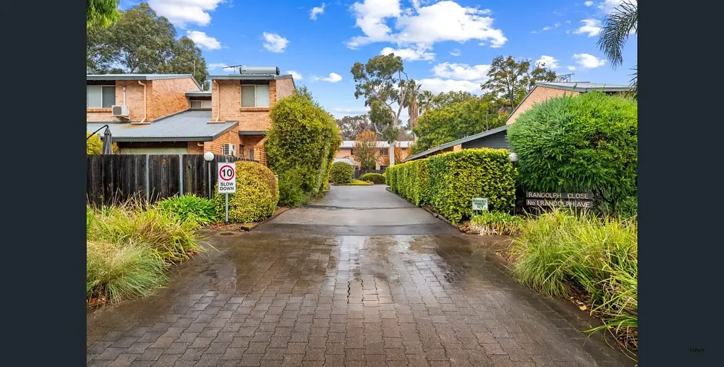 STUNNING UNFURNISHED TOWNHOUSE