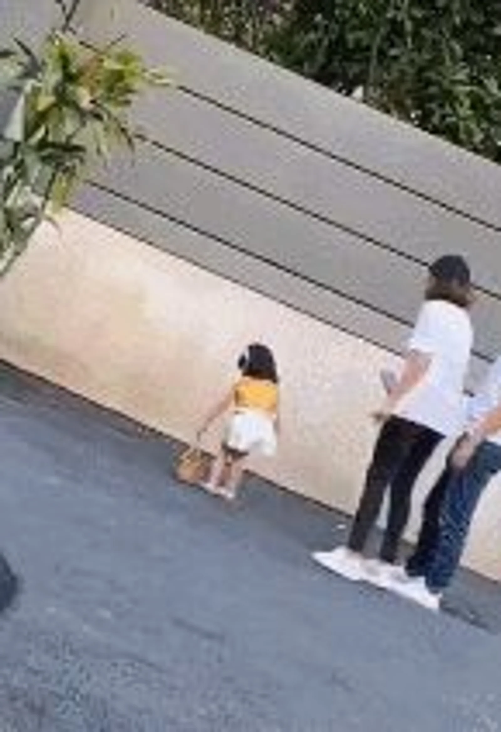 三岁童模被母亲狠踢，孩子不该成为父母的摇钱树，更不该失去童年