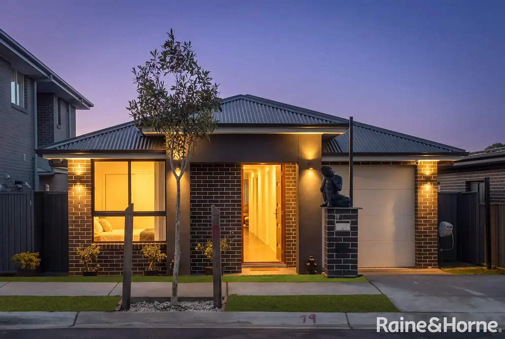Rosemeadow 4ห้องนอน Premium Family Home Featuring Butler's Kitchen, Solar & Luxury Upgrades - Close to Campbelltown Hospital