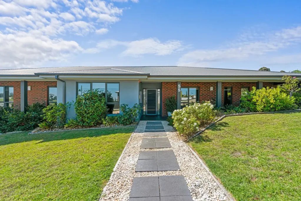 Lakes Entrance 4 Bedroom Stylish & Spacious In 'Lakes View Estate'