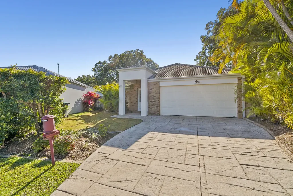3 BEDROOM CHARMING HOME IN CENTRAL ROBINA LOCATION!