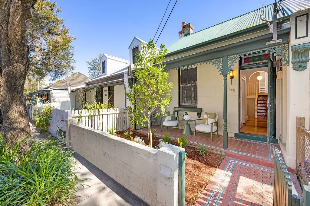 Camperdown 2બેડરૂમ Light-filled terrace with parking offered for the first time in 30 years