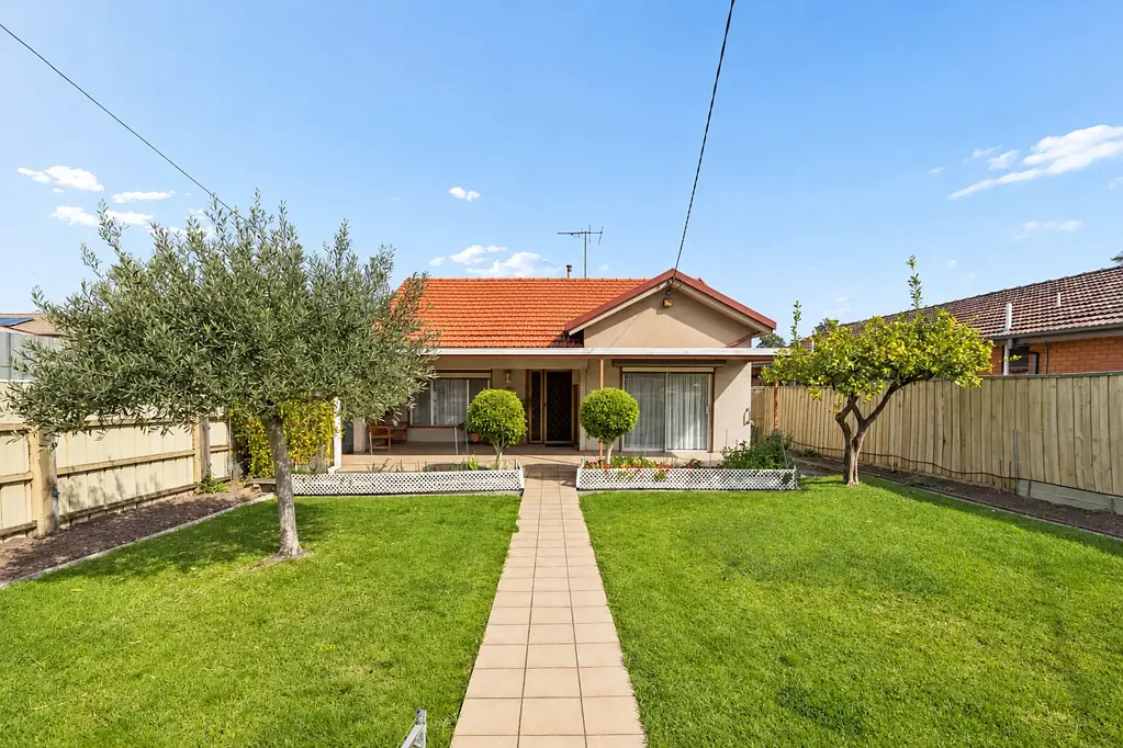 Preston 3ਬੈੱਡਰੂਮ Meticulously Maintained For with Rare Rear Laneway Access & Future Potential