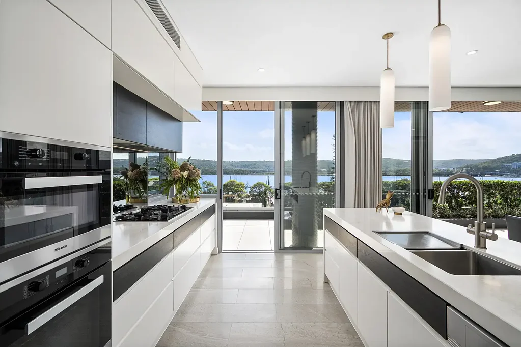 Point Frederick 3Kwarto Panoramic Perfection from This Exclusive Sub-Penthouse