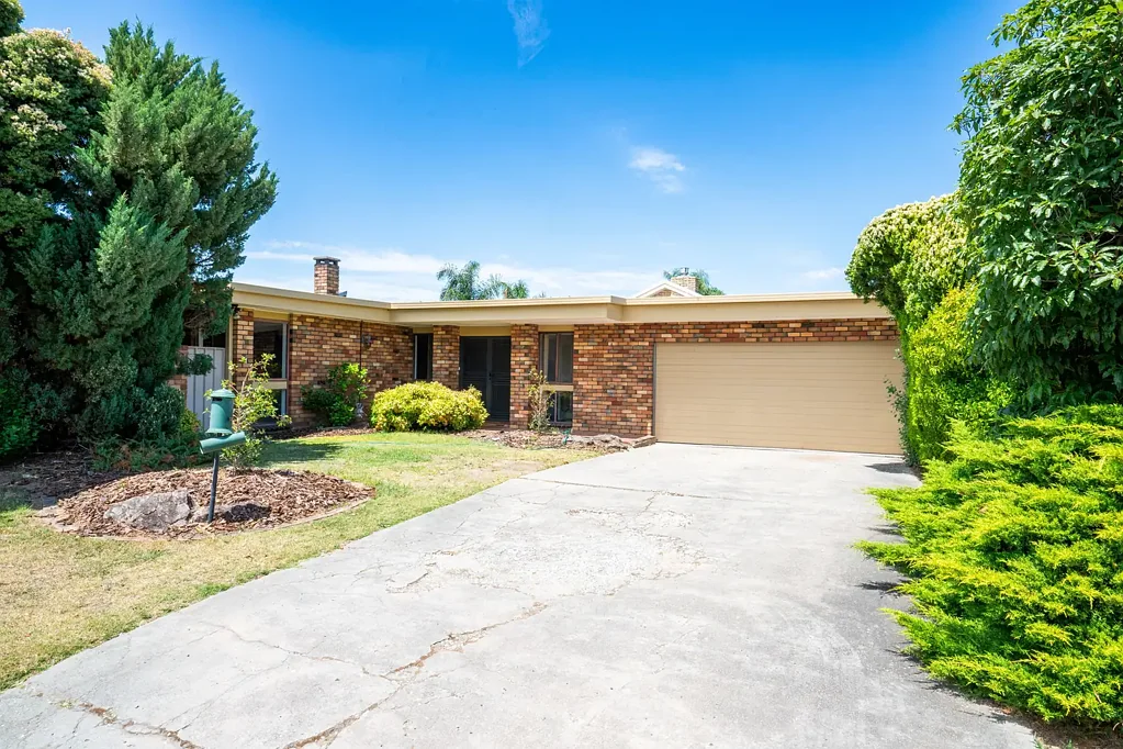 LARGE FAMILY HOME READY TO GO!