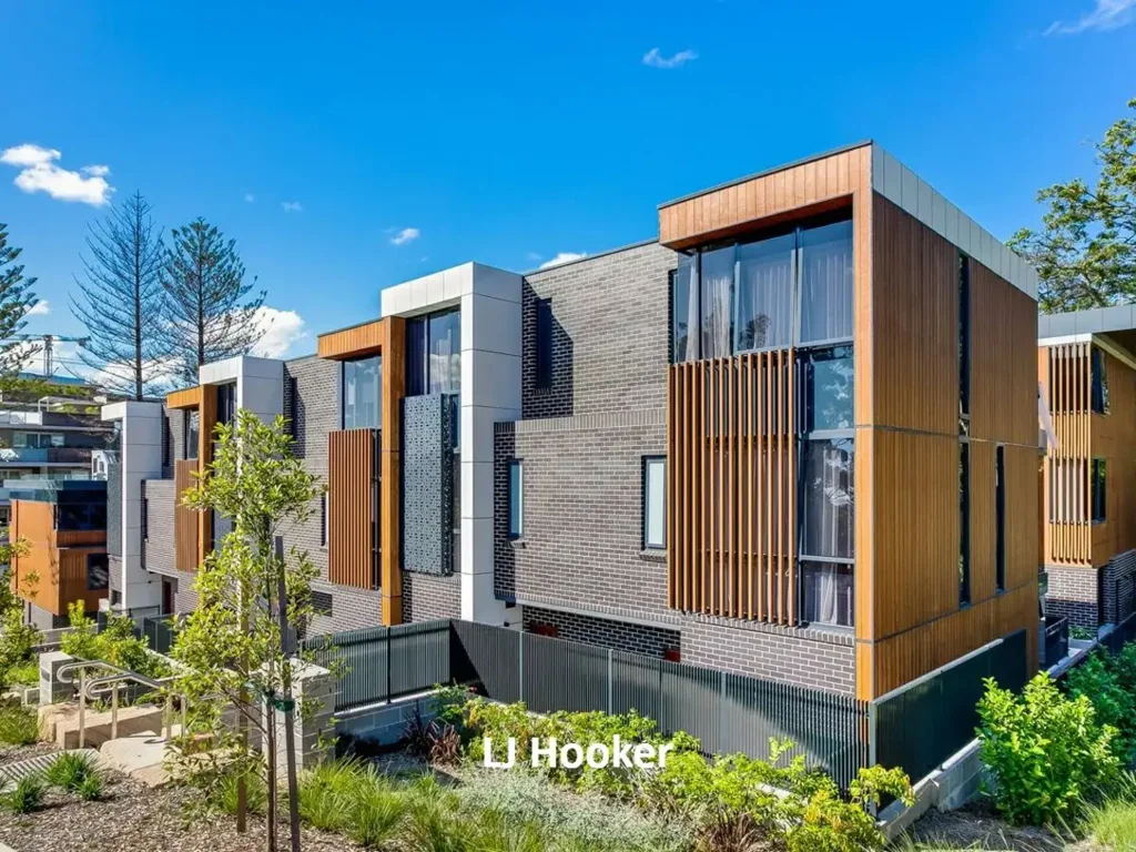 Spacious Townhouse - Walk to Shops and Train
