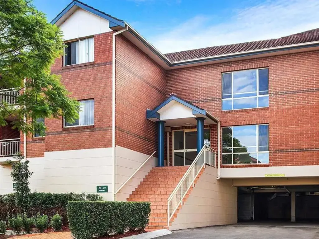 2 BEDROOM UNIT CLOSE TO MACQUARIE SHOPS AND TRANSPORT!