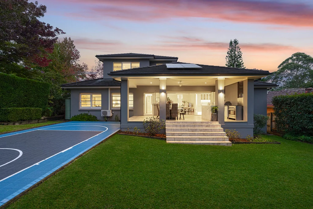 Turramurra 5ห้องนอน Contemporary family luxury in a premier east-side address beautifully updated