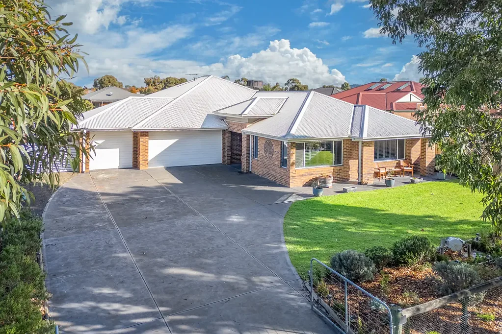 Sunbury 4कमरा A Contemporary Family Retreat with Exceptional Rear Access, Vehicle Storage and Workshop Space