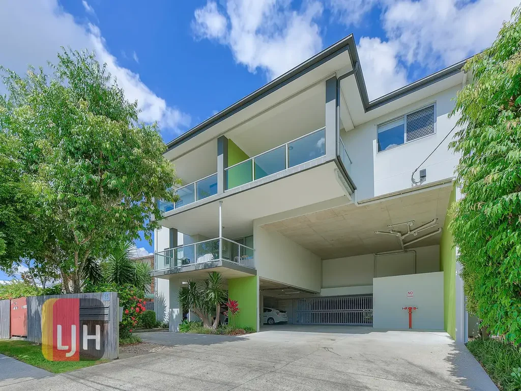 SPACIOUS, TOP FLOOR UNIT IN CENTRAL CHERMSIDE LOCATION