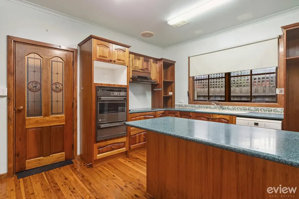Frankston 4房 首次上市44年  三卧带柜  主卧带套  Westinghouse厨  多功能空间  管道供暖  双车库带卷帘  近学校交通 Packed With Potential - Spacious Family Home Ready for Its Next Chapter