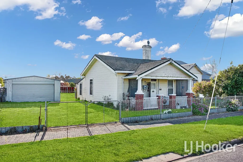 Terang 2 Slaapkamer Renovator's Opportunity on a Spacious 1,017sqm Block
