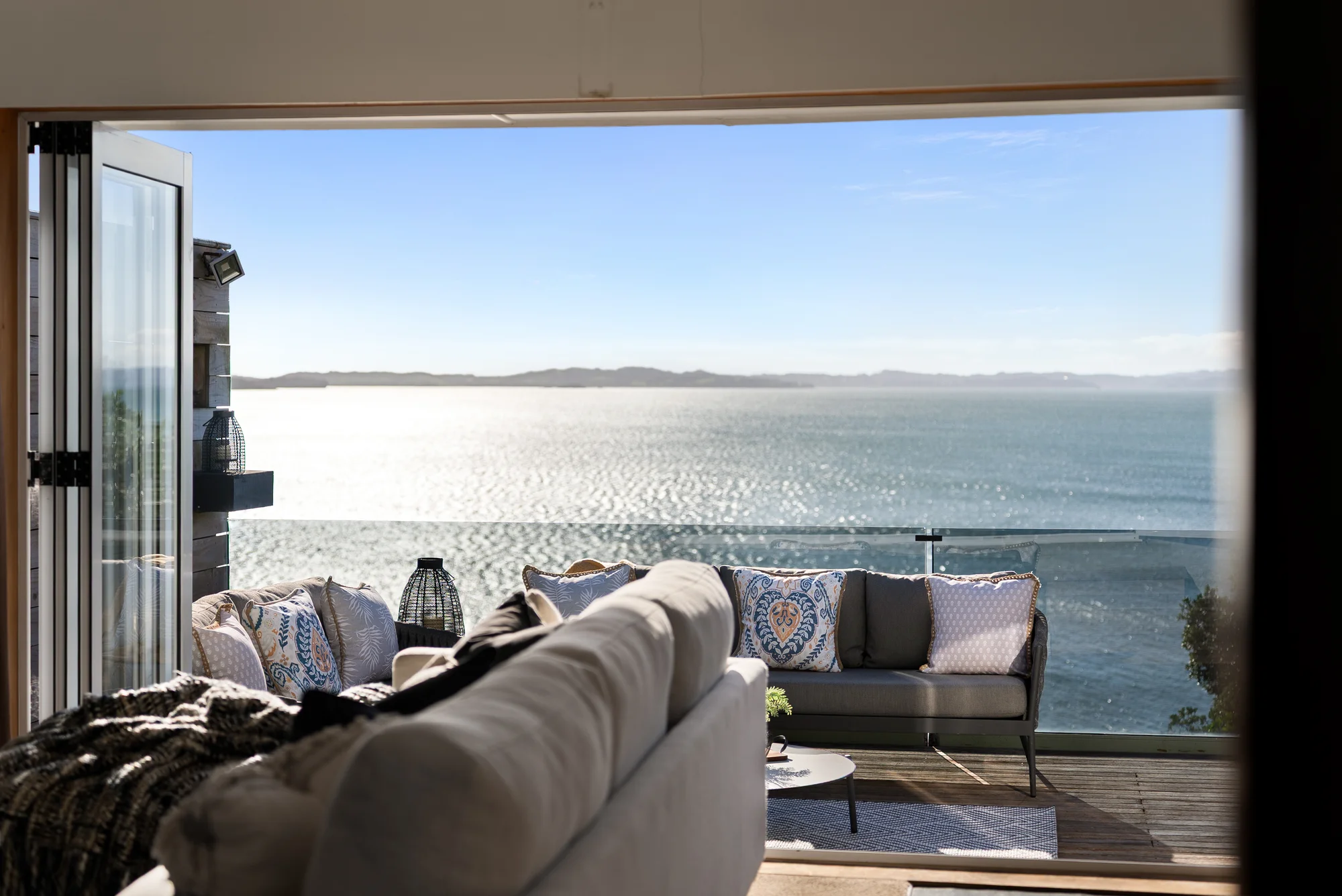 Bucklands Beach 3침실 Engineered, Elevated and Seriously for Sale!