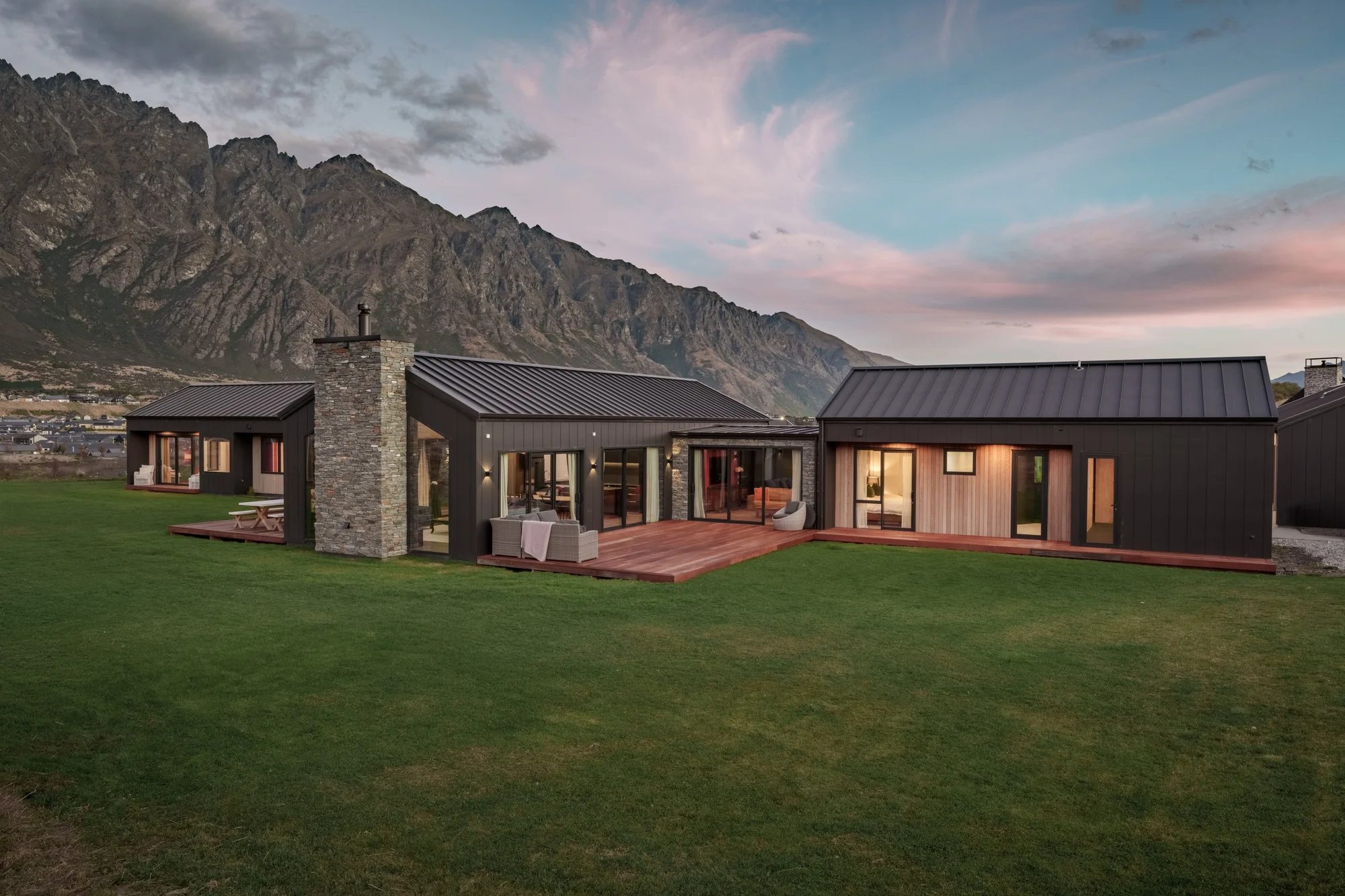 Jacks Point 9Zimmer Remarkable Living with Income & Room to Grow