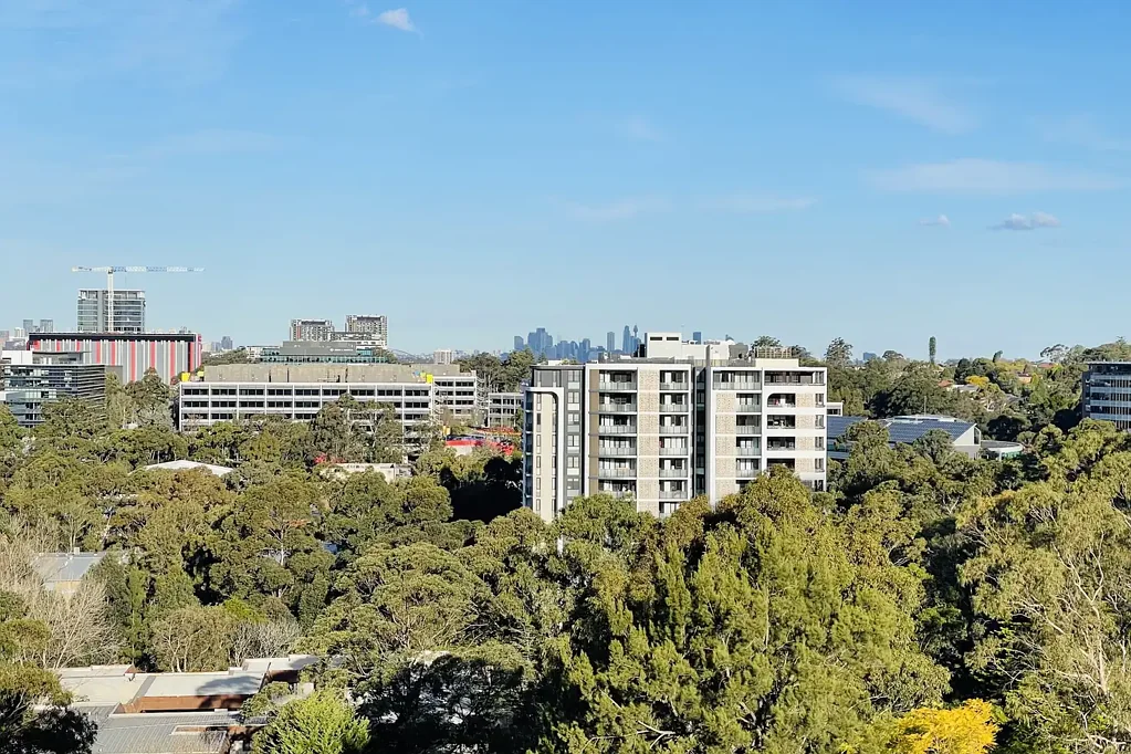 Spacious Two Bedroom & Kitchen Island & Quiet & Secure & Swimming Pool & Gym & Close to MQU and Metro