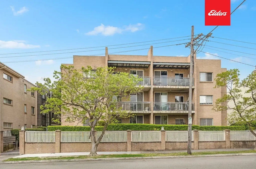 Ground Floor Apartment with Courtyard & Secure Parking