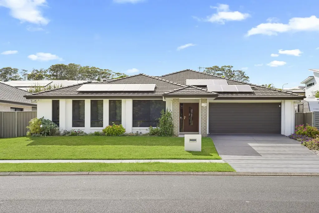 Port Macquarie 4غرفة نوم A Private, Immaculately Appointed Family Residence in Sought-After Crestwood
