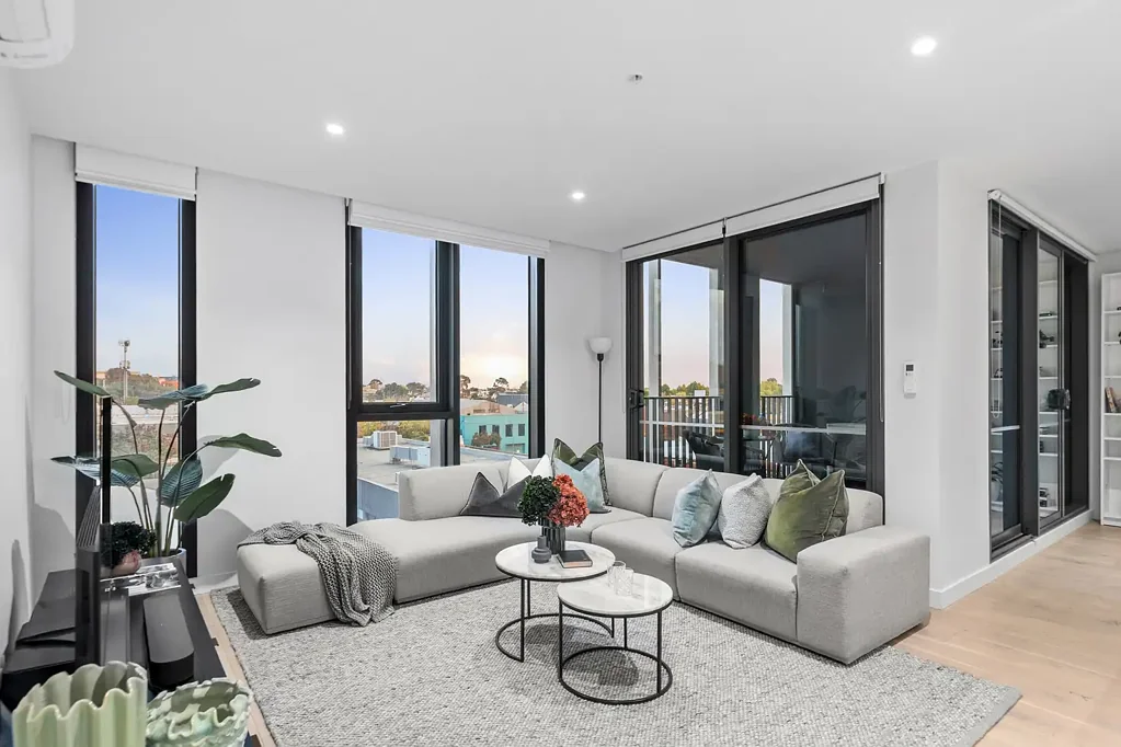South Melbourne 3房 South Melbourne精品公寓 高楼层采光佳 Miele高端电器 主卧带套间 阳台视野开阔 停车位储物笼 露台休闲区 Spacious, Stylish & Perfectly Positioned