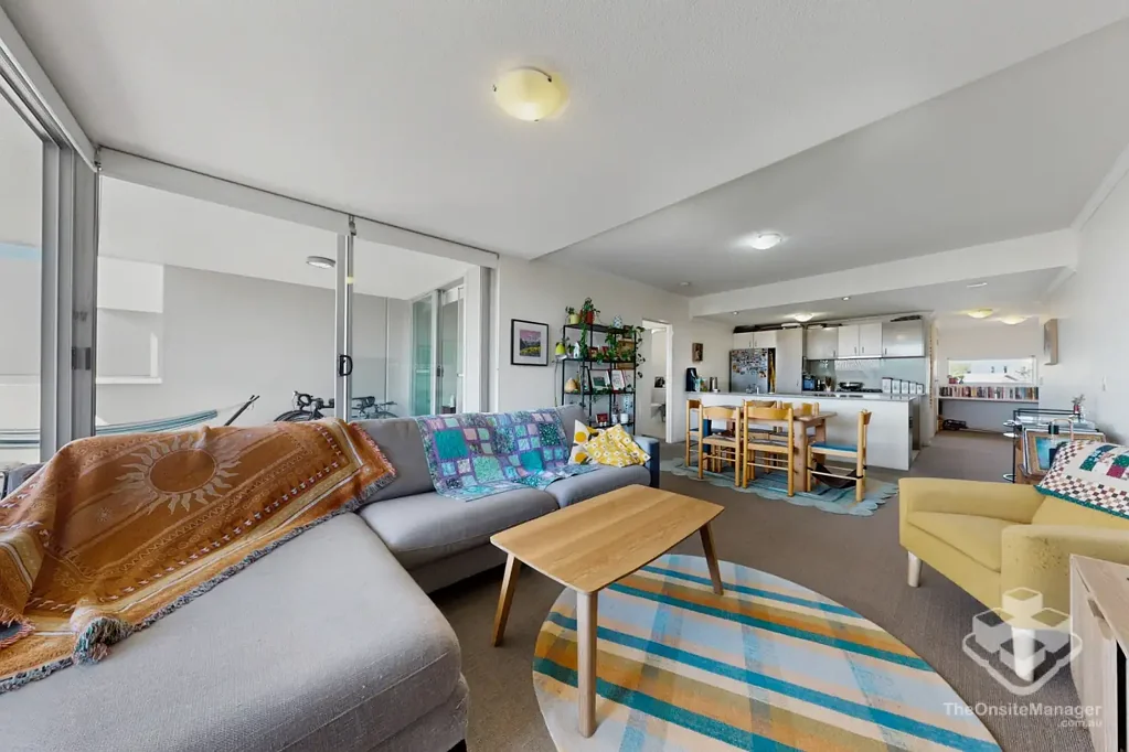 Indooroopilly 2कमरा High-Level Corner Apartment with Beautiful Pool Views