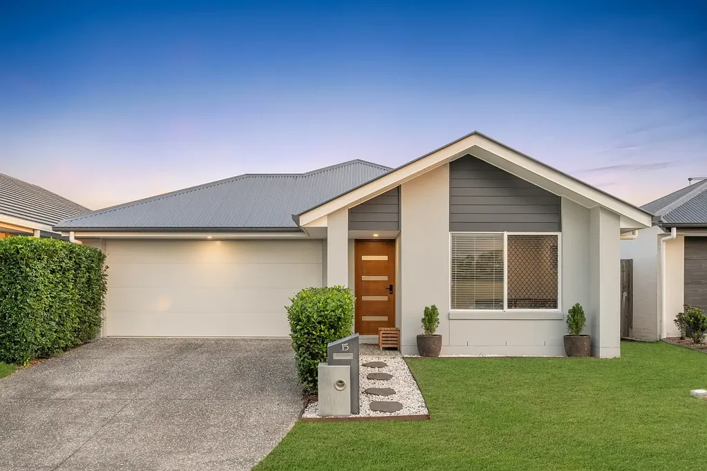 Cosy 5 Bedroom Nestled in the highly sought-after North Harbour Community