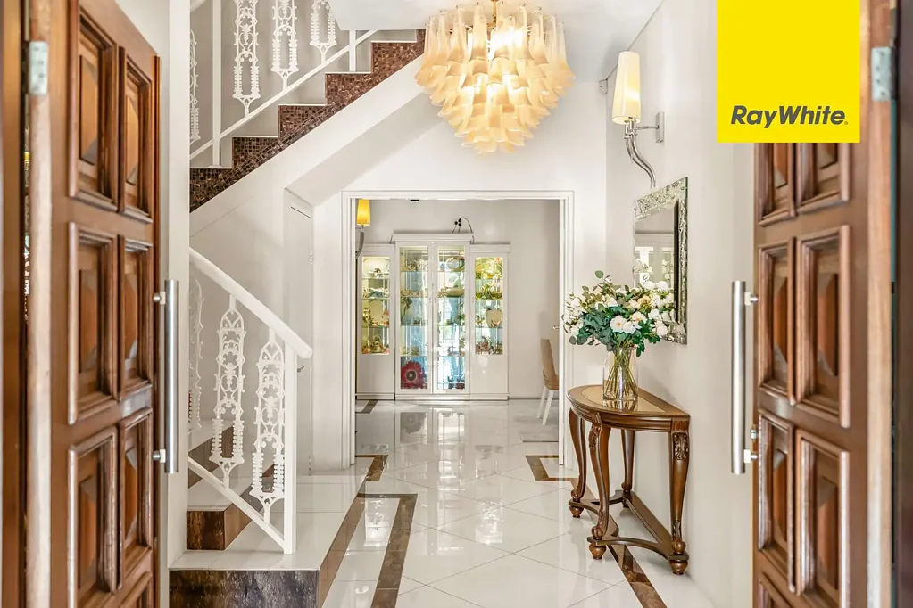 Lidcombe 5Kwarto ARCHITECTURALLY DESIGNED FULL-BRICK RESIDENCE SHOWCASING GRAND PROPORTIONS