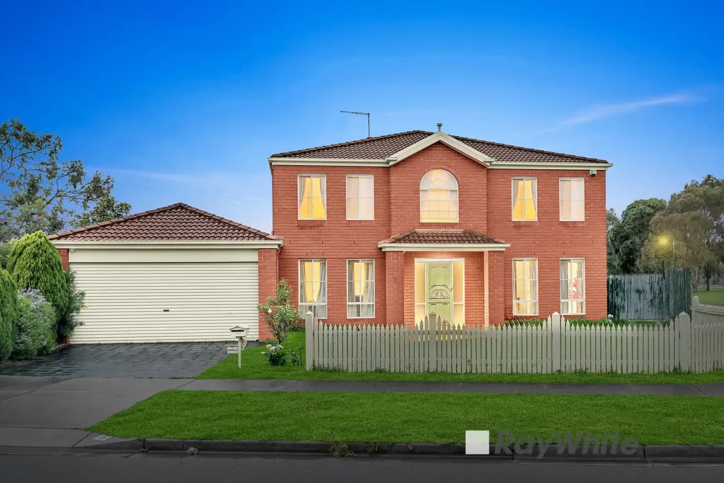 Narre Warren South 5房  Spacious Living and Poolside Lifestyle Awaits!