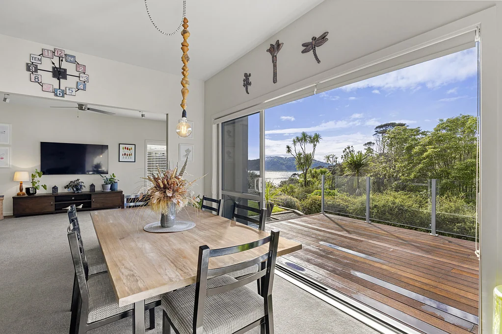 Raglan 4Kwarto Sun-Drenched Living with Views