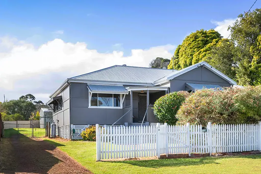 Margaret River 3ห้องนอน Central Charm Boasting Views and Opportunity