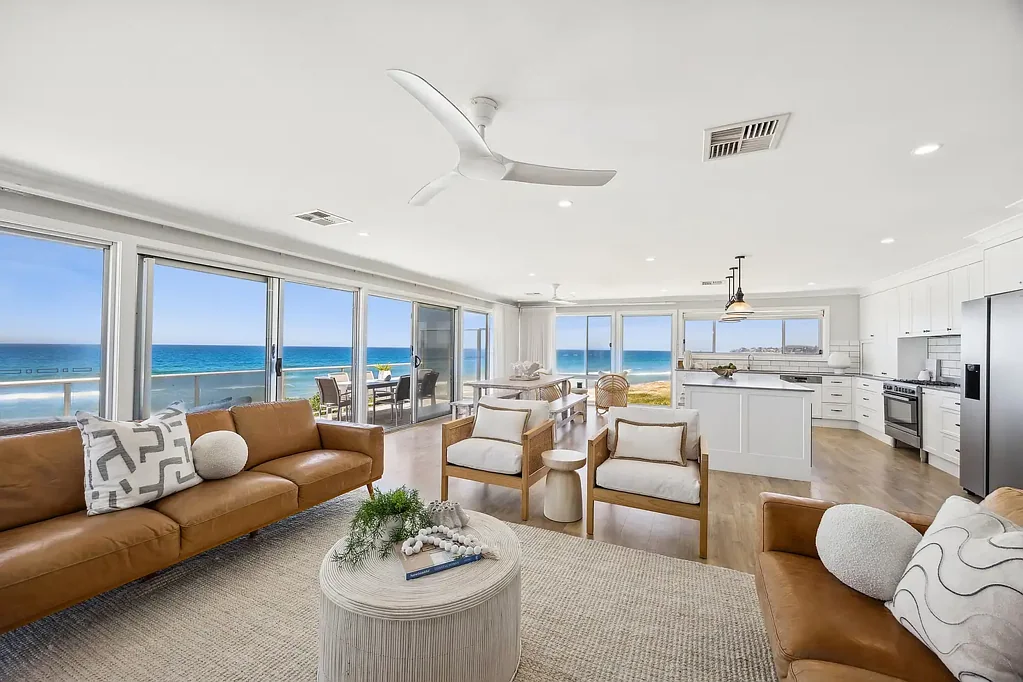 The Entrance North 6ห้องนอน Absolute beachfront home on an elevated parcel