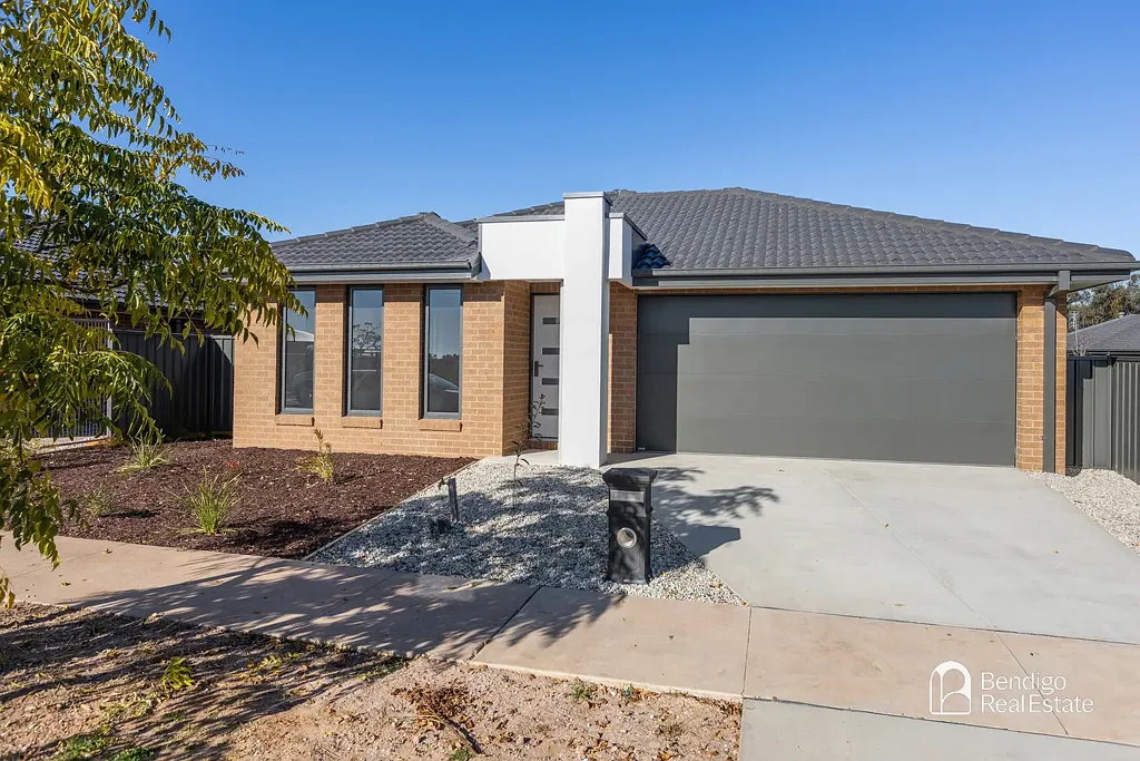 MODERN FAMILY HOME WITH YEAR-ROUND COMFORT IN HUNTLY