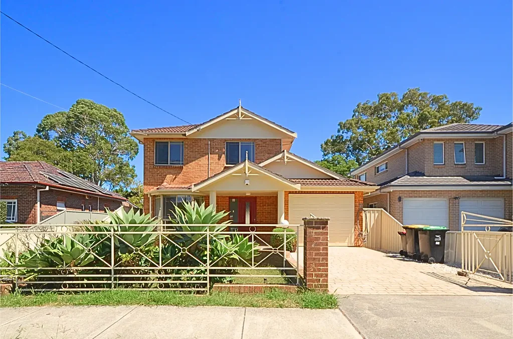 BEAUTIFUL 2 STOREY RESIDENCE WITH AIR/CON Close to Westmead Hospital