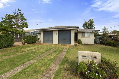 Harristown 4房 Harristown双拼房 688m²围栏地 两卧单元 现代浴室 即时租金回报 未来增长潜力 Two Units, One Title – Secure Tenants & Future Growth