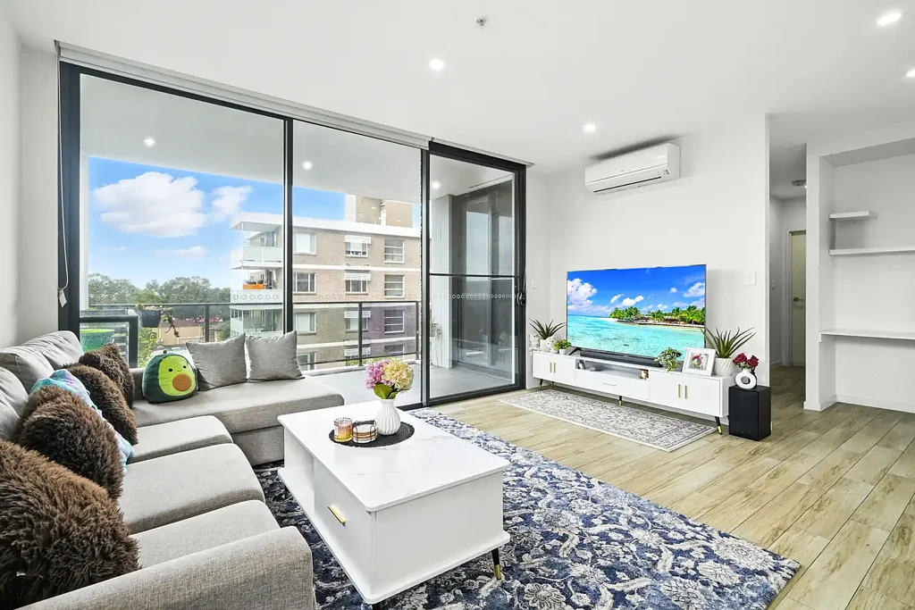 Auburn 2 Bedroom Modern 2-Bedroom Apartment in the Heart of Auburn !!