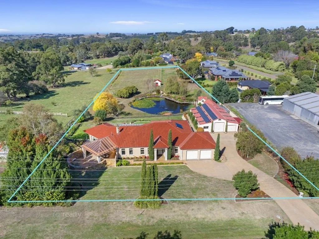 Korumburra 3Zimmer Quality home, 2.74 acres & massive workshop; it's all here.