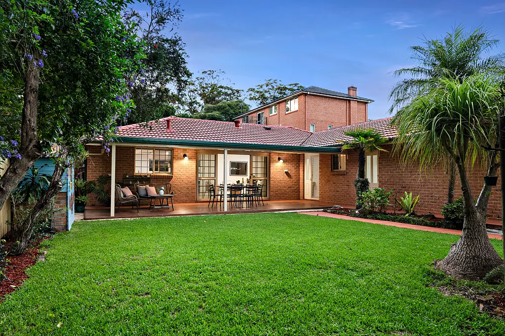 Wahroonga 4chambre Single-Level Home in Prime Location