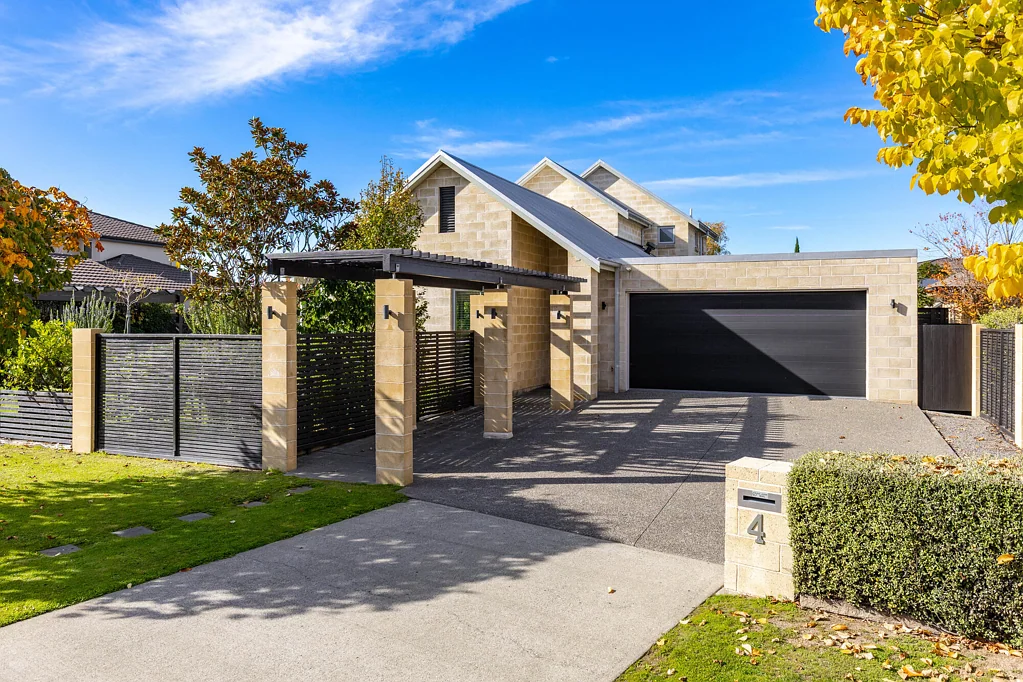 Springlands 2房  Relocating vendor offers prestigious home