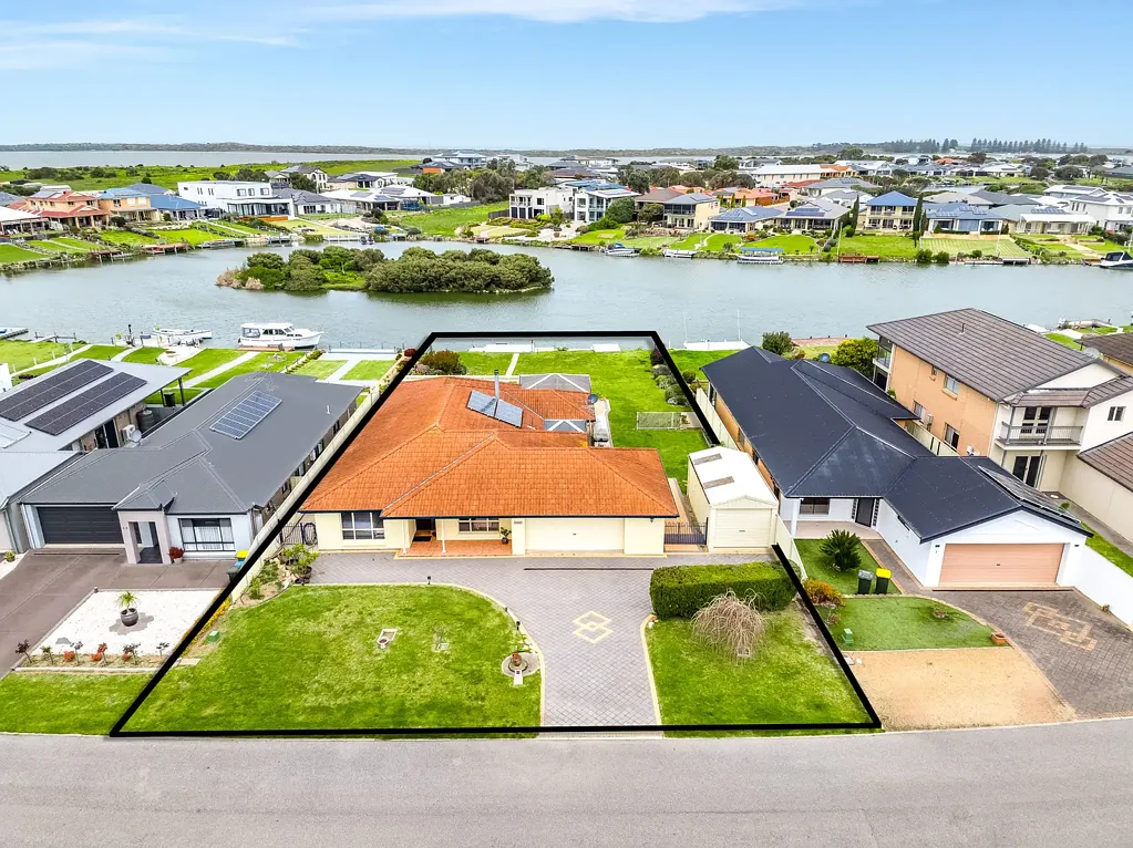 Hindmarsh Island 4침실 A spacious 4-bedroom family home with a large double garage + single garage, on a 1438 m2 double-size block overlooking Strangways Lagoon